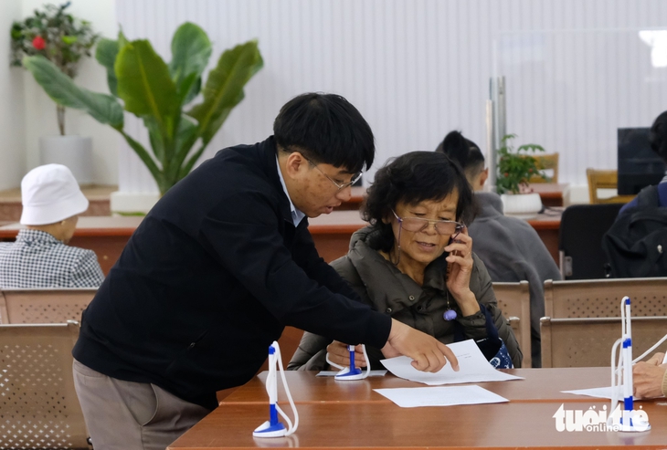 Dân làm thủ tục hành chính nhanh nhờ cán bộ bán chuyên trách về khu phố 'cầm tay chỉ việc'- Ảnh 4. Dân làm thủ tục hành chính nhanh nhờ cán bộ bán chuyên trách về khu phố 'cầm tay chỉ việc' - Ảnh 3.
