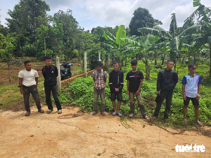 Khởi tố nhóm thanh thiếu niên dàn cảnh cướp điện thoại, lấy tiền mua bia- Ảnh 1. Khởi tố nhóm thanh thiếu niên dàn cảnh cướp điện thoại, lấy tiền mua bia- Ảnh 1.