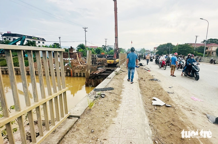 Ô tô tông hai xe máy rồi rơi xuống sông, đang tìm người mất tích - Ảnh 2.