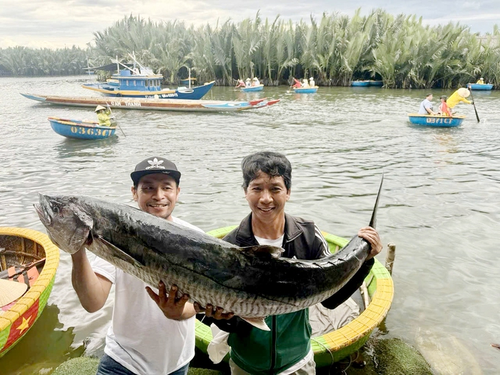 Nghề 'câu chơi, trúng thật' ở Đà Nẵng - Ảnh 1. cần thủ - Ảnh 1.