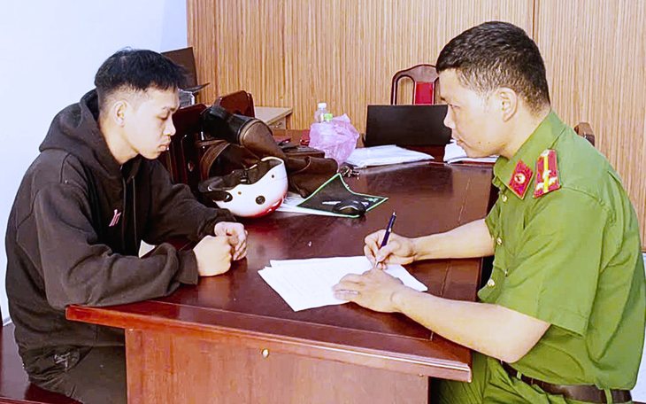 Nam thanh niên giật dây chuyền vàng của cụ bà 83 tuổi bán vé số - Ảnh 1.