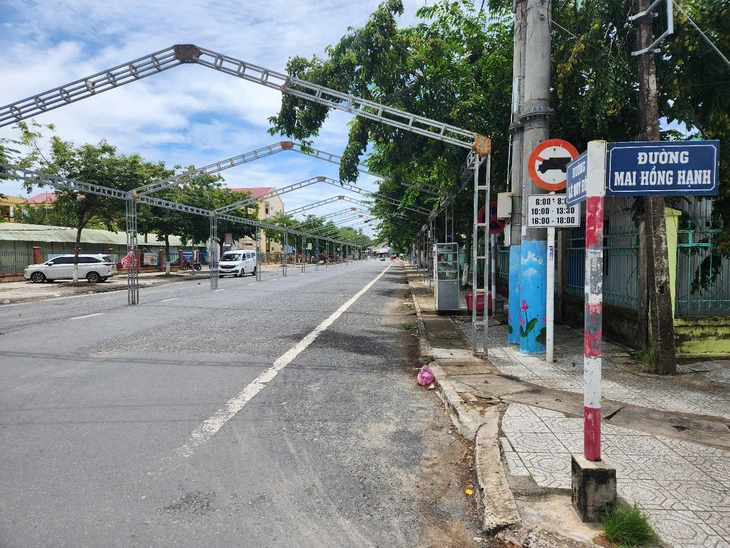 Dân phản ánh địa phương cho doanh nghiệp 'biến đường thành hội chợ' - Ảnh 1.