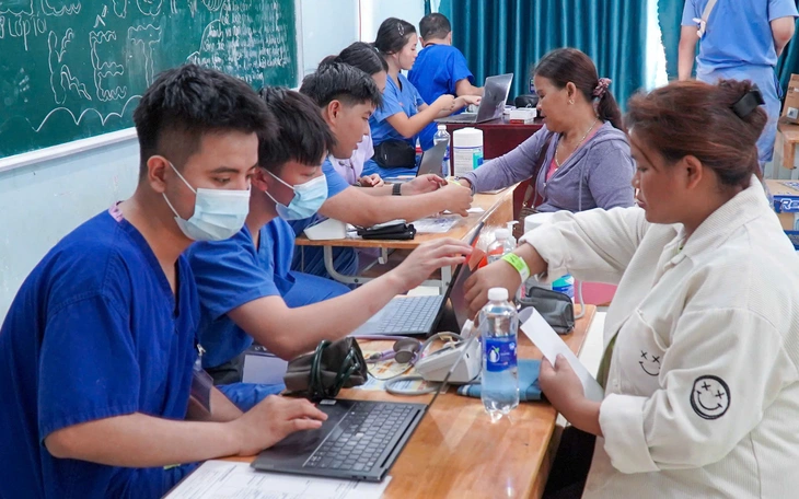 Bệnh viện Quân y 121 khám bệnh, phát thuốc cho gần 300 người dân nghèo ven biển An Giang  - Ảnh 3.