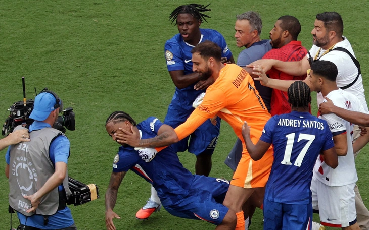 Fan hài hước khi mái tóc Cucurella là ‘cần câu’ thẻ đỏ của Chelsea - Ảnh 2.