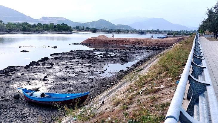 Tạm dừng lấp sông Quán Trường Nha Trang để thống nhất về làm ‘cầu công vụ’ - Ảnh 1.