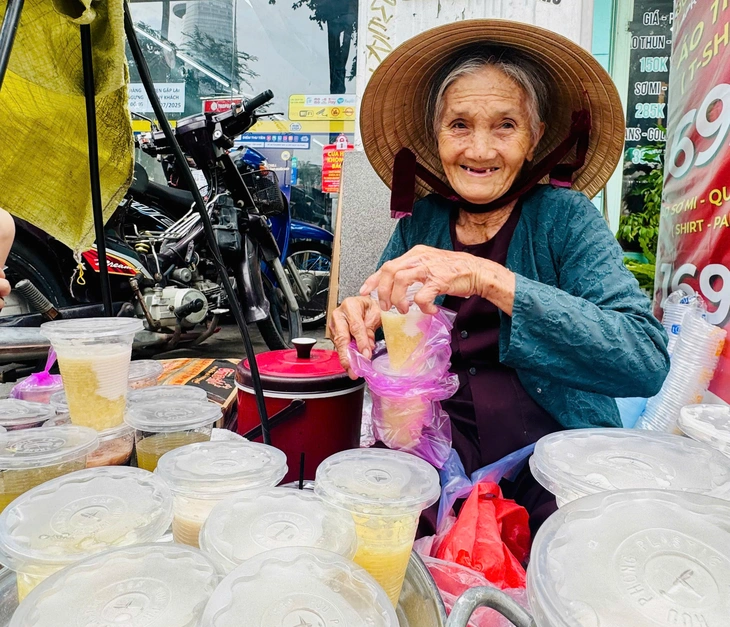 'Ngoại' Mai 83 tuổi và gánh chè hơn 30 năm nuôi con trai bị tâm thần - Ảnh 1. gánh chè - Ảnh 1.