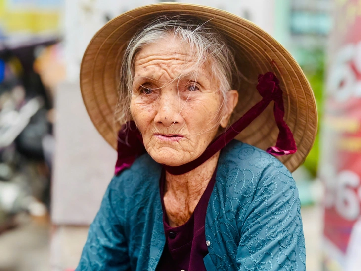 'Ngoại' Mai 83 tuổi và gánh chè hơn 30 năm nuôi con trai bị tâm thần - Ảnh 2. Bên hông Saigon Square có một gánh chè - Ảnh 5.