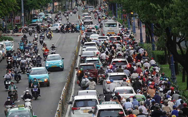 Gửi xe quá đỗi khổ cực, hầm chung cư không cho sạc điện, để xe bị góp ý, vậy sao chuyển đổi xanh? - Ảnh 3.