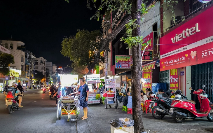 Xử lý người phụ nữ đòi thu tiền trông xe tại điểm đỗ miễn phí của nhà tang lễ - Ảnh 2.