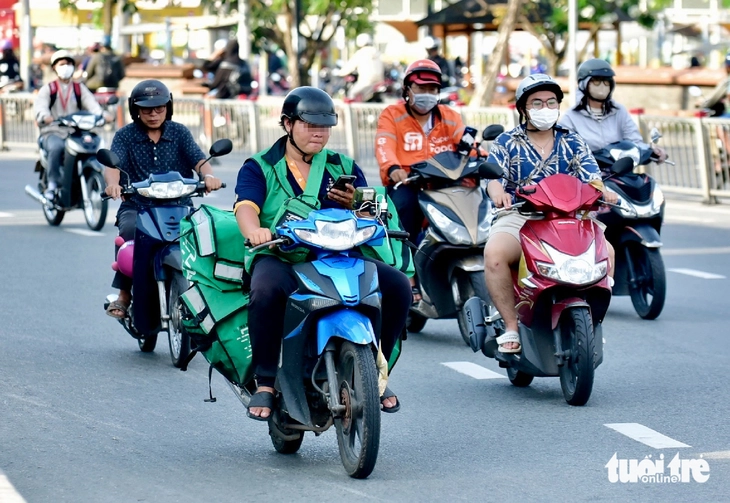 Hạn chế xe xăng ở TP.HCM sẽ bắt đầu từ ai và khu vực nào? - Ảnh 1.