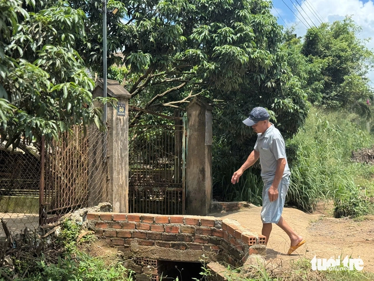 Dân khổ vì cống thoát nước mưa 'tắc' 3 năm trời- Ảnh 2. Dân khổ vì cống thoát nước mưa 'tắc' 3 năm trời - Ảnh 2.