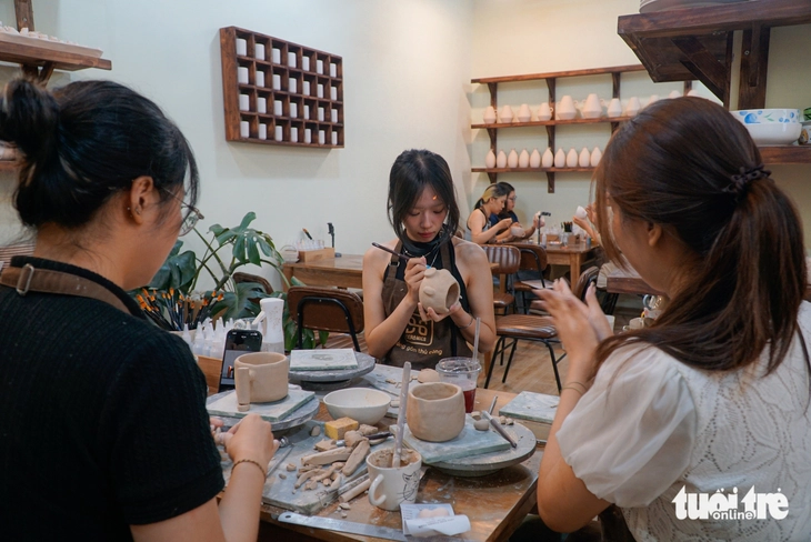 Mở hầu bao làm gốm thủ công, chữa lành giữa lòng thành phố - Ảnh 3. chữa lành - Ảnh 3.