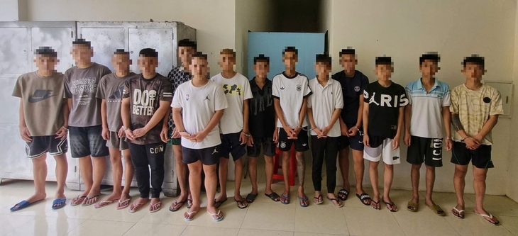 nhóm thanh niên - Ảnh 1.