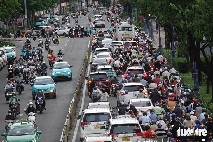 TP.HCM hạn chế xe xăng từng bước, có lộ trình phù hợp được người dân đồng tình, ủng hộ - Ảnh 1.