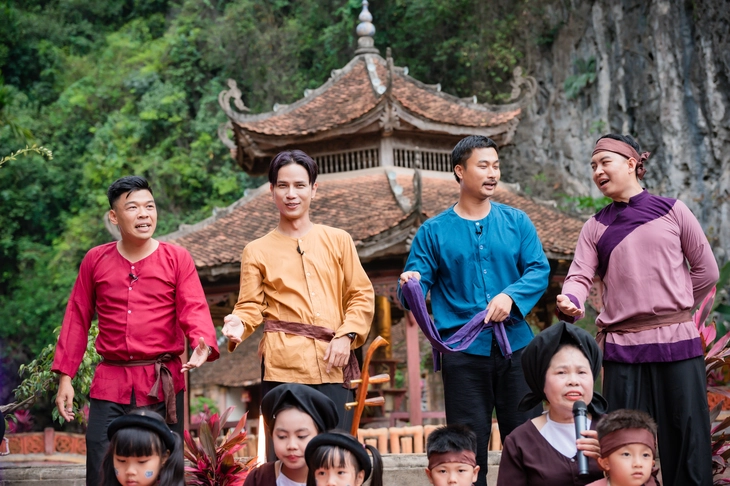 Màn hát xẩm chấn động của Bố ơi, mình đi đâu thế? - Ảnh 2. Bố ơi, mình đi đâu thế? - Ảnh 2.