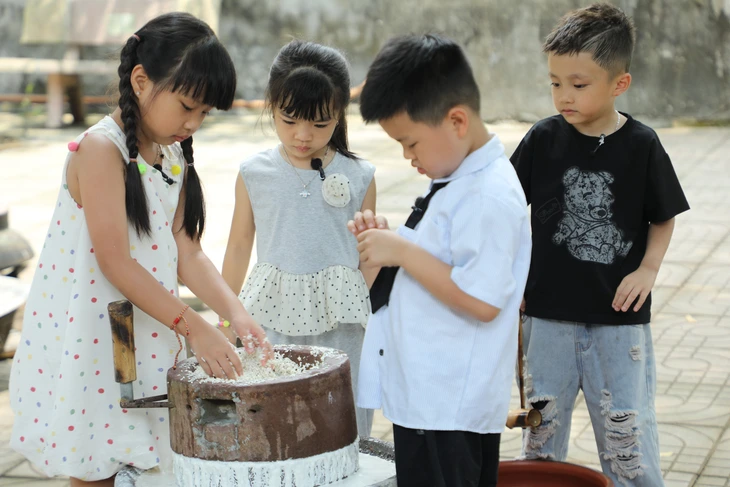 Màn hát xẩm chấn động của Bố ơi, mình đi đâu thế? - Ảnh 3. Bố ơi, mình đi đâu thế? - Ảnh 3.