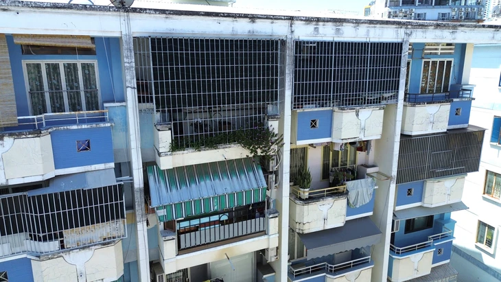 'Chuồng cọp' ở chung cư tại Nha Trang: Tháo bỏ sợ trộm, để lo cháy nổ- Ảnh 1. 'Chuồng cọp' ở chung cư tại Nha Trang: Nỗi lo trộm át nỗi sợ cháy nổ - Ảnh 1.