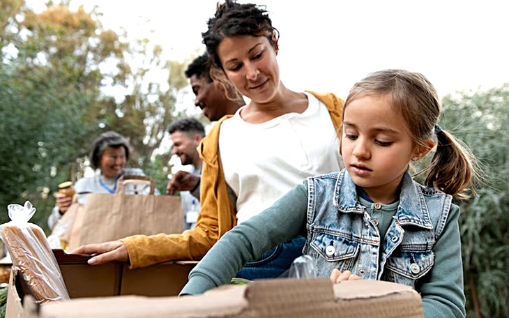 Người phụ nữ 83 tuổi lan tỏa lòng tốt qua những bông hoa - Ảnh 2.