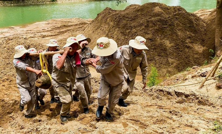 Xử lý thành công quả bom nặng 2 tạ ngay trước cửa động Phong Nha - Ảnh 1.