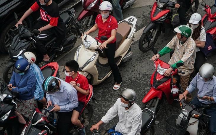 Hà Nội lập tổ công tác về chuyển đổi sang xe điện và phát triển hạ tầng trạm sạc xe điện - Ảnh 2.