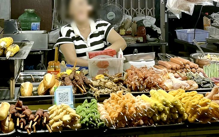 Chủ tiệm hàng rong Đà Nẵng thu nhóm khách Lào 760.000 đồng mấy xiên thịt nướng bị mời lên phường - Ảnh 3.