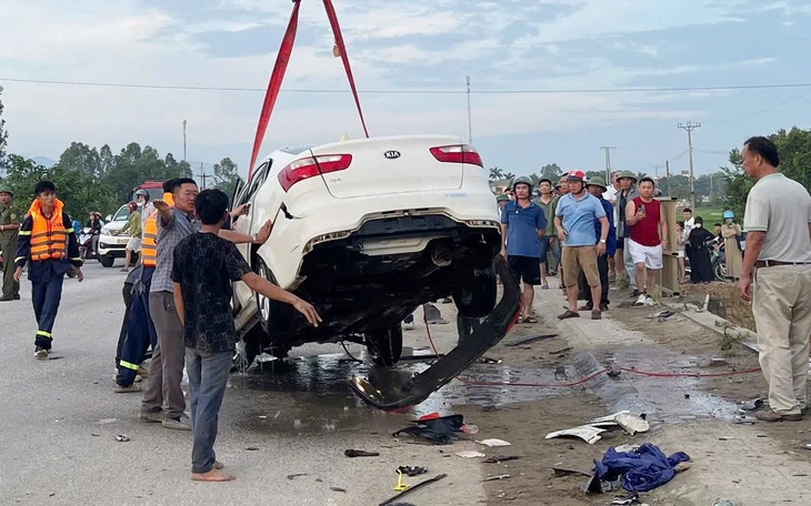 Người đi cùng ô tô đâm hai xe máy rồi rơi sông: 'Tôi không nhớ ai cầm lái' - Ảnh 2.