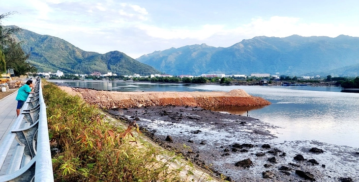 Chủ tịch tỉnh Khánh Hòa chỉ đạo kiểm tra, xử lý việc lấp sông Quán Trường Nha Trang- Ảnh 1. Chủ tịch tỉnh Khánh Hòa chỉ đạo kiểm tra, xử lý việc lấp sông Quán Trường Nha Trang- Ảnh 1.
