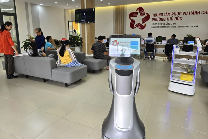 ‘Nữ lễ tân’ robot giải đáp 'A-Z' thủ tục hành chính cho người dân ở phường Thủ Đức - Ảnh 1.