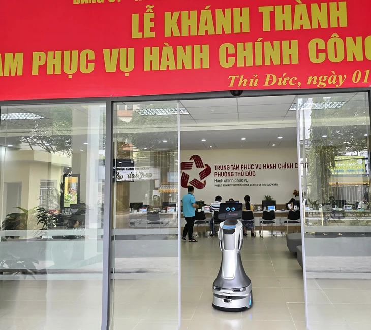 ‘Nữ lễ tân’ robot giải đáp 'A-Z' thủ tục hành chính cho người dân ở phường Thủ Đức - Ảnh 2.