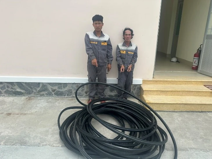 Mặc đồ công nhân viễn thông, liều lĩnh cắt trộm cáp giữa ban ngày - Ảnh 1.