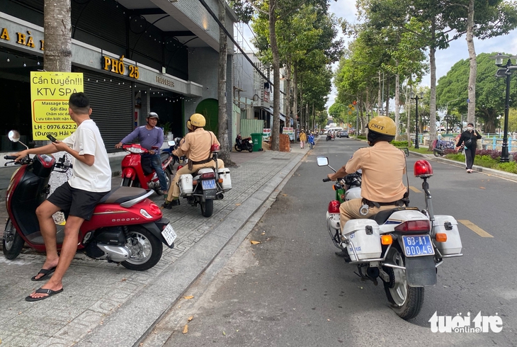 ngược chiều - Ảnh 2.