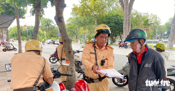 ngược chiều - Ảnh 1.