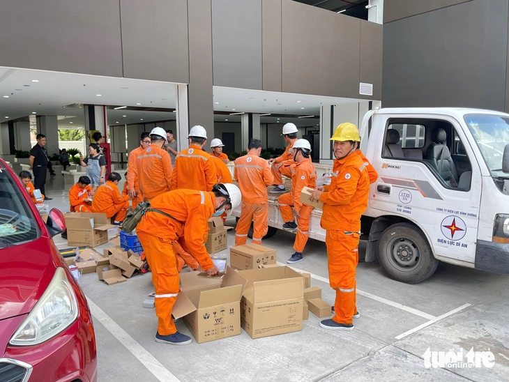 Điện lực TP.HCM lắp điện sớm cho cư dân nhà ở xã hội Tân Đông Hiệp - Ảnh 2. Cư dân nhà ở xã hội Tân Đông Hiệp đã có điện chỉ 1 ngày sau phản ánh của Tuổi Trẻ Online - Ảnh 2.