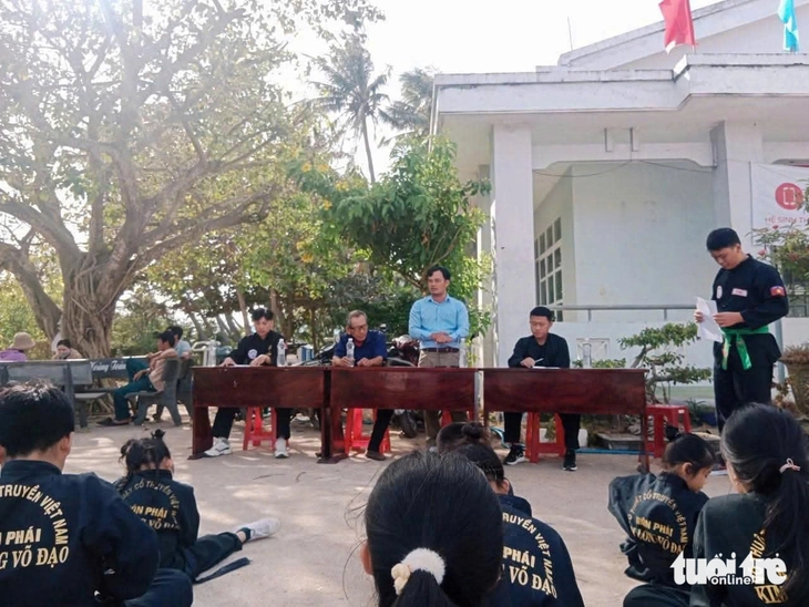 Phó chủ tịch hội võ thuật dùng bằng tốt nghiệp THPT giả vẫn 'cố đấm ăn xôi'- Ảnh 2. Phó chủ tịch hội võ thuật dùng bằng tốt nghiệp THPT giả vẫn 'cố đấm ăn xôi' - Ảnh 2.