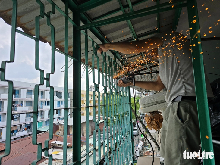 Hơn 100 hộ dân ở cư xá Thanh Đa đã tháo dỡ 'chuồng cọp' sau khi được vận động - Ảnh 1.