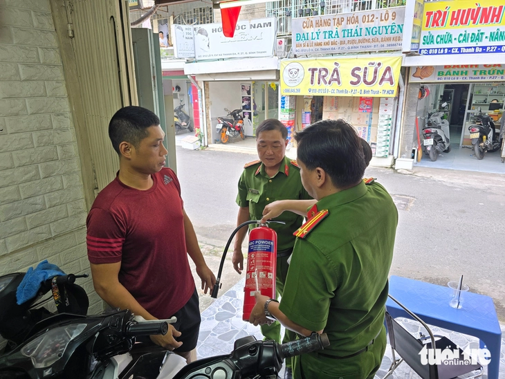 Hơn 100 hộ dân ở cư xá Thanh Đa đã tháo dỡ 'chuồng cọp' sau khi được vận động - Ảnh 3.