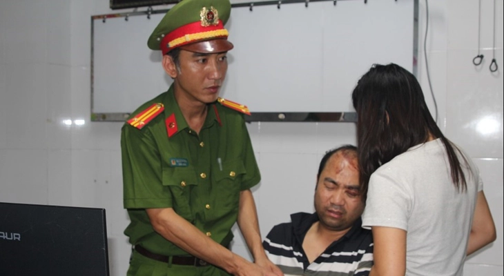 Tạm giữ tài xế vụ ô tô tông hai xe máy rồi rơi xuống sông, 3 người chết - Ảnh 1.