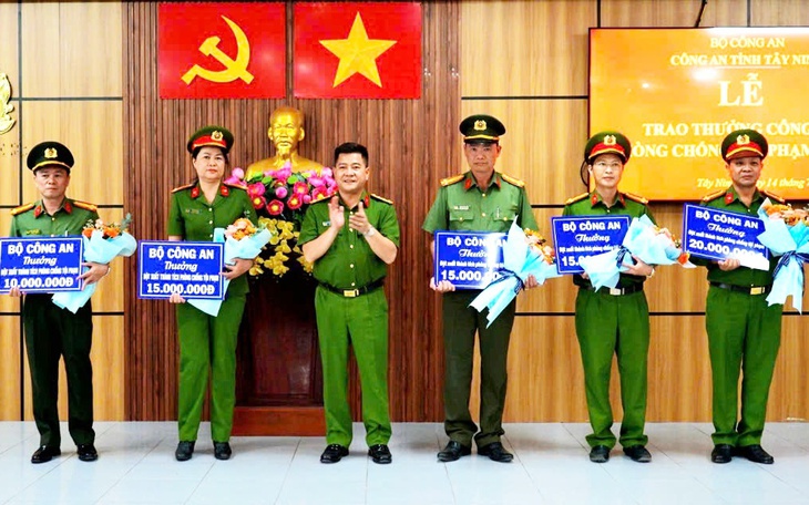 Khen thưởng các đơn vị thu giữ 18kg vàng 9999 qua biên giới Tây Ninh - Ảnh 2.