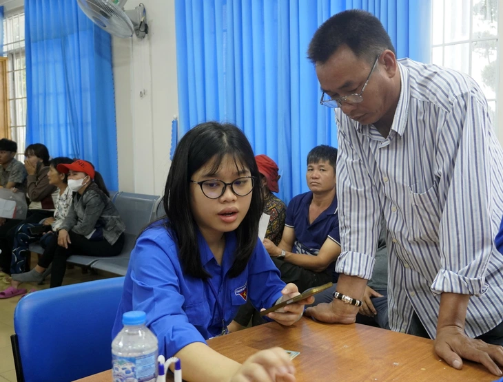 ‘1 kèm 1’ ở trung tâm hành chính công xã Long Hải, TP.HCM - Ảnh 3.