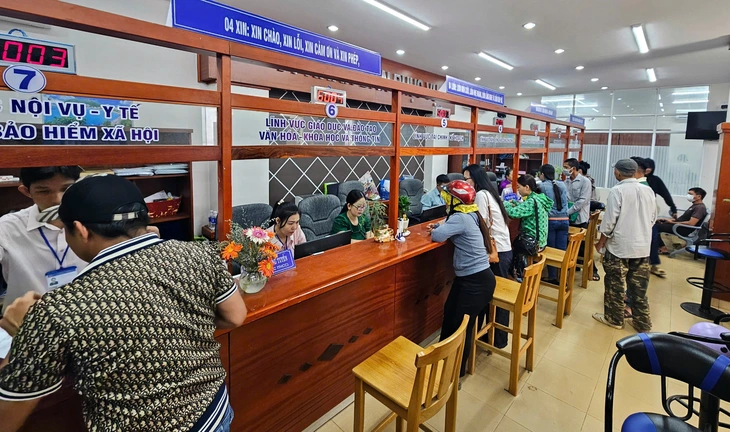 ‘1 kèm 1’ ở trung tâm hành chính công xã Long Hải, TP.HCM - Ảnh 2.