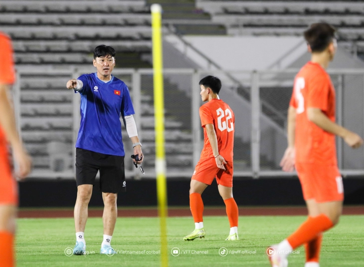 U23 Việt Nam tập mà không có HLV Kim Sang Sik - Ảnh 2.
