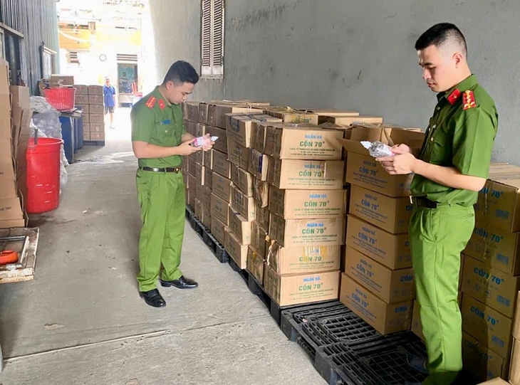 Phá đường dây sản xuất, buôn bán cồn y tế giả quy mô lớn - Ảnh 1.