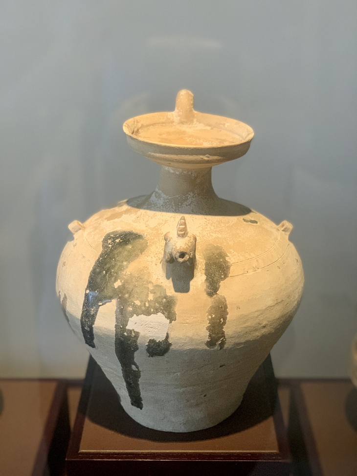 Học sử qua cổ vật quý tại Bảo tàng Gốm thời dựng nước - Ảnh 14. Chi Bảo - Ảnh 14.
