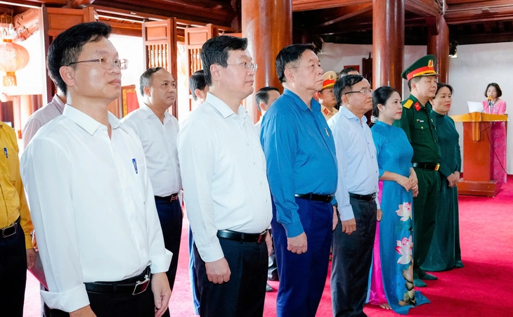 Trưởng Ban Tuyên giáo và Dân vận Trung ương dâng hương tưởng niệm Chủ tịch Hồ Chí Minh, các liệt sĩ - Ảnh 3. Trưởng Ban Tuyên giáo và Dân vận Trung ương dâng hương tưởng niệm Chủ tịch Hồ Chí Minh, các liệt sĩ - Ảnh 3.
