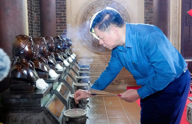 Trưởng Ban Tuyên giáo và Dân vận Trung ương dâng hương tưởng niệm Chủ tịch Hồ Chí Minh, các liệt sĩ - Ảnh 5. Trưởng Ban Tuyên giáo và Dân vận Trung ương dâng hương tưởng niệm Chủ tịch Hồ Chí Minh, các liệt sĩ - Ảnh 5.