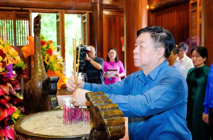 Trưởng Ban Tuyên giáo và Dân vận Trung ương dâng hương tưởng niệm Chủ tịch Hồ Chí Minh, các liệt sĩ - Ảnh 1. Trưởng Ban Tuyên giáo và Dân vận Trung ương dâng hương tưởng niệm Chủ tịch Hồ Chí Minh, các liệt sĩ - Ảnh 1.