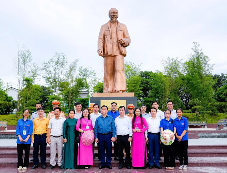 Trưởng Ban Tuyên giáo và Dân vận Trung ương dâng hương tưởng niệm Chủ tịch Hồ Chí Minh, các liệt sĩ - Ảnh 2. Trưởng Ban Tuyên giáo và Dân vận Trung ương dâng hương tưởng niệm Chủ tịch Hồ Chí Minh, các liệt sĩ - Ảnh 2.