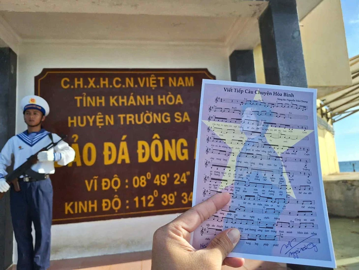 Nhạc sĩ Nguyễn Văn Chung nhận món quà đặc biệt từ chỉ huy trưởng đảo Trường Sa - Ảnh 5. Nguyễn Văn Chung - Ảnh 5.