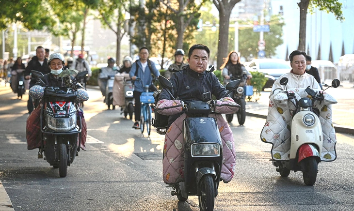 Cấm dần xe máy chạy xăng: Hỗ trợ người dân, phát triển giao thông công cộng - Ảnh 4. Cấm dần xe máy chạy xăng: Hỗ trợ người dân, phát triển giao thông công cộng - Ảnh 4.