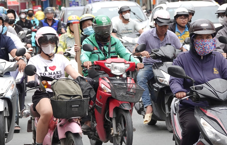 Cấm dần xe máy chạy xăng: Hỗ trợ người dân, phát triển giao thông công cộng - Ảnh 1. xe máy - Ảnh 1.